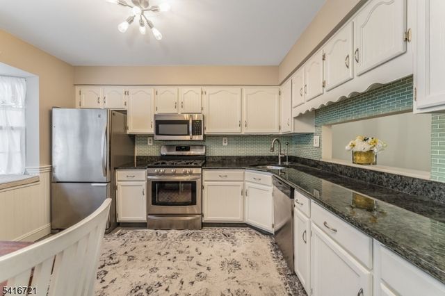107 Franklin Ct, Raritan Twp., NJ 08822