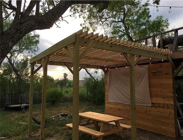 49 Bayview Dr, Mathis, TX 78368