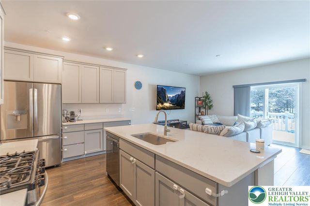 7536 Clayton Avenue, Coopersburg Boro, PA 18036