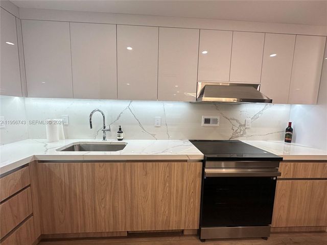 2301 Collins Ave 1421, Miami Beach, FL 33139