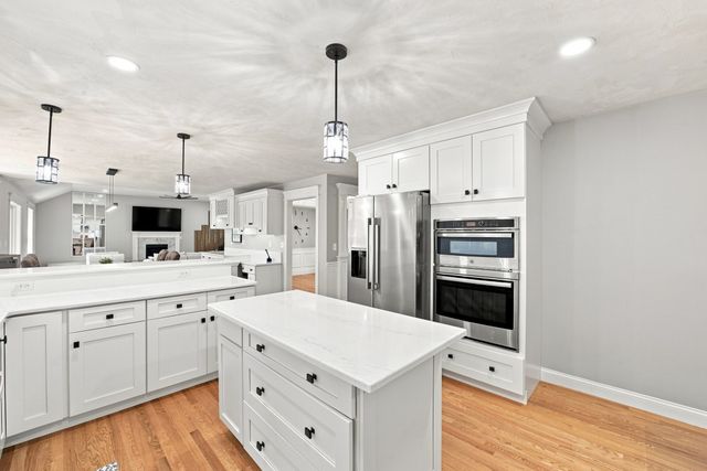 25 Greenbriar Dr, Shrewsbury, MA 01545