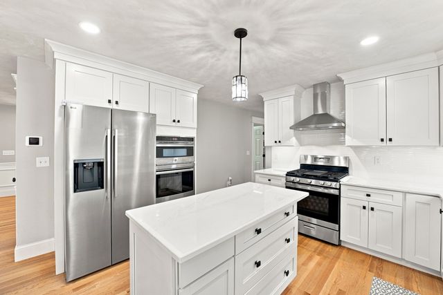25 Greenbriar Dr, Shrewsbury, MA 01545