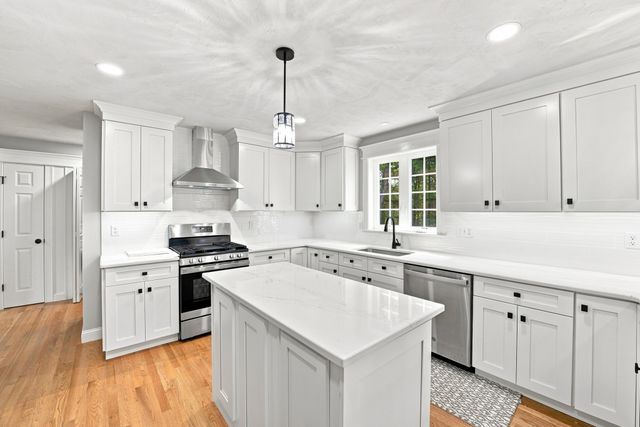 25 Greenbriar Dr, Shrewsbury, MA 01545