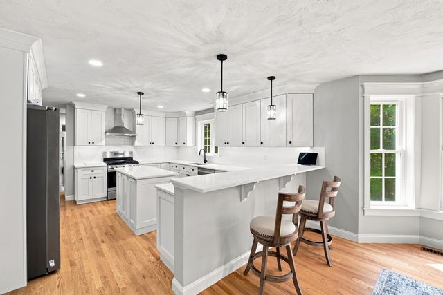 25 Greenbriar Dr, Shrewsbury, MA 01545