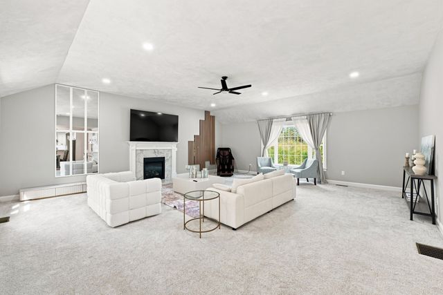 25 Greenbriar Dr, Shrewsbury, MA 01545