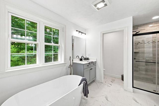 25 Greenbriar Dr, Shrewsbury, MA 01545