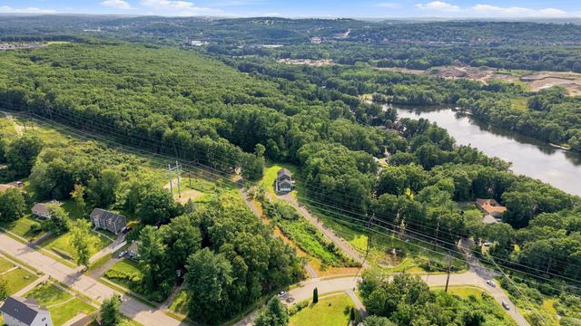 25 Greenbriar Dr, Shrewsbury, MA 01545