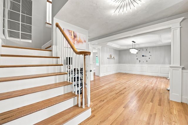 25 Greenbriar Dr, Shrewsbury, MA 01545
