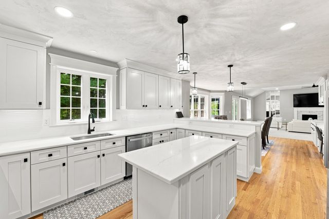 25 Greenbriar Dr, Shrewsbury, MA 01545