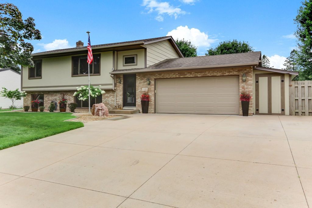 11221 Sumter Avenue N, Champlin, MN 55316