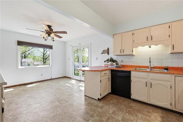 2305 S Crescent Avenue, Independence, MO 64052