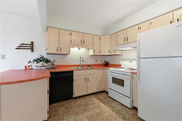 2305 S Crescent Avenue, Independence, MO 64052