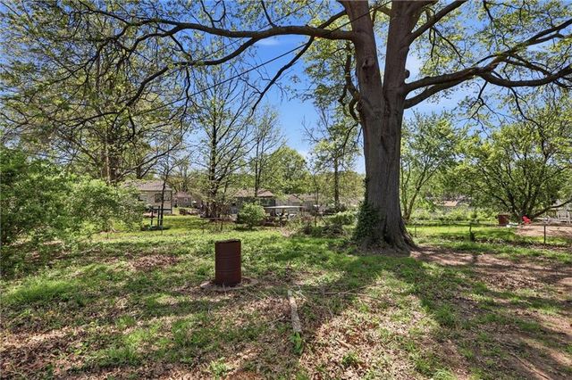 2305 S Crescent Avenue, Independence, MO 64052