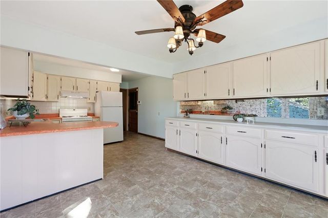 2305 S Crescent Avenue, Independence, MO 64052