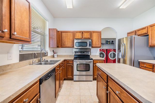 8219 CANTERBURY LAKE BOULEVARD, Tampa, FL 33619