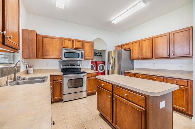 8219 CANTERBURY LAKE BOULEVARD, Tampa, FL 33619