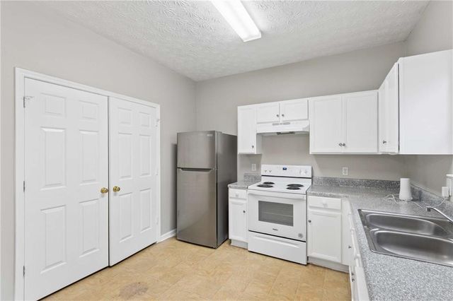 6097 Camden Forrest Cove, Riverdale, GA 30296