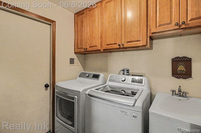 18535 Queensbury Drive, Livonia, MI 48152