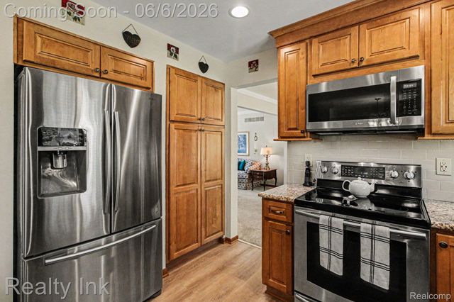 18535 Queensbury Drive, Livonia, MI 48152