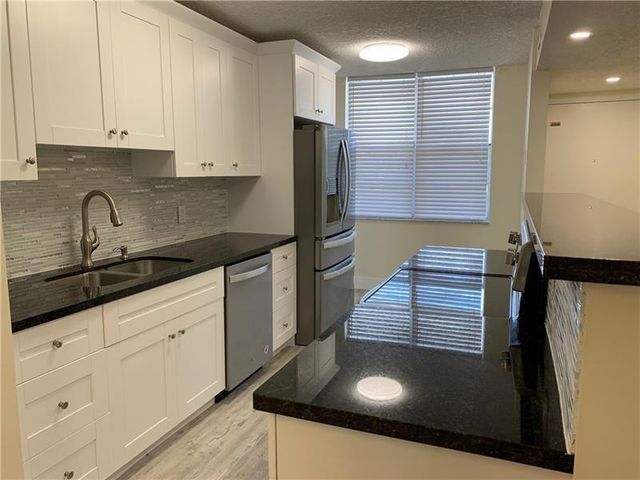 250 Jacaranda Drive 203, Plantation, FL 33324