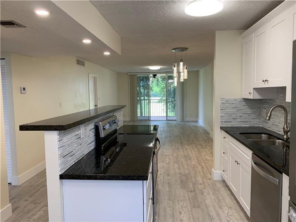 250 Jacaranda Drive 203, Plantation, FL 33324