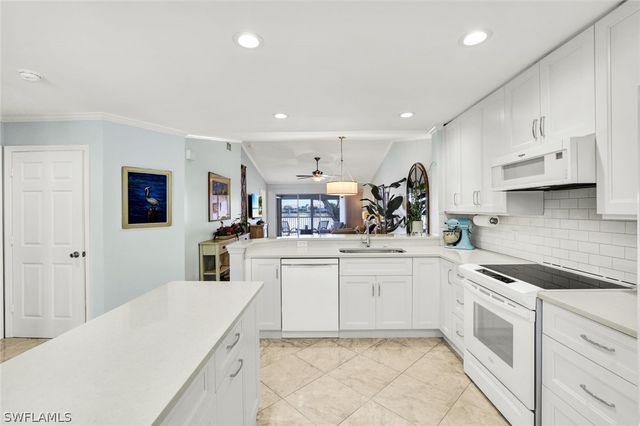 7742 Emerald CIR V203, Naples, FL 34109