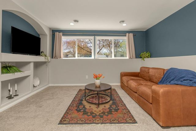 1661 Hilo Avenue N, Oakdale, MN 55128