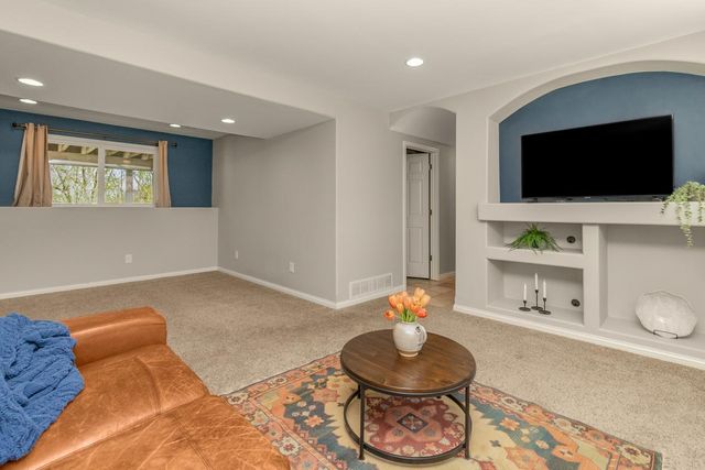 1661 Hilo Avenue N, Oakdale, MN 55128