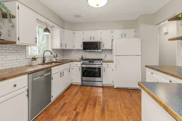 1661 Hilo Avenue N, Oakdale, MN 55128