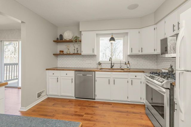 1661 Hilo Avenue N, Oakdale, MN 55128