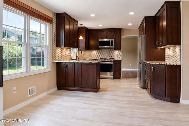 35 Liberty Drive, Dayton, NJ 08810