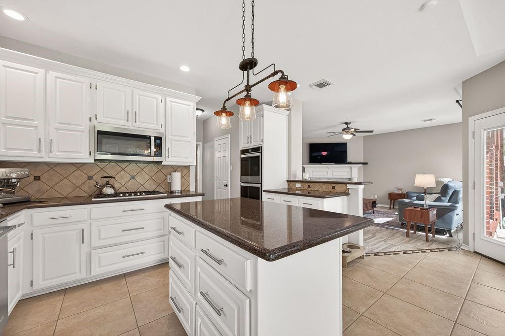 Image 10 of property listing at 4218 Magnolia Lane, Sugar Land, TX 77478