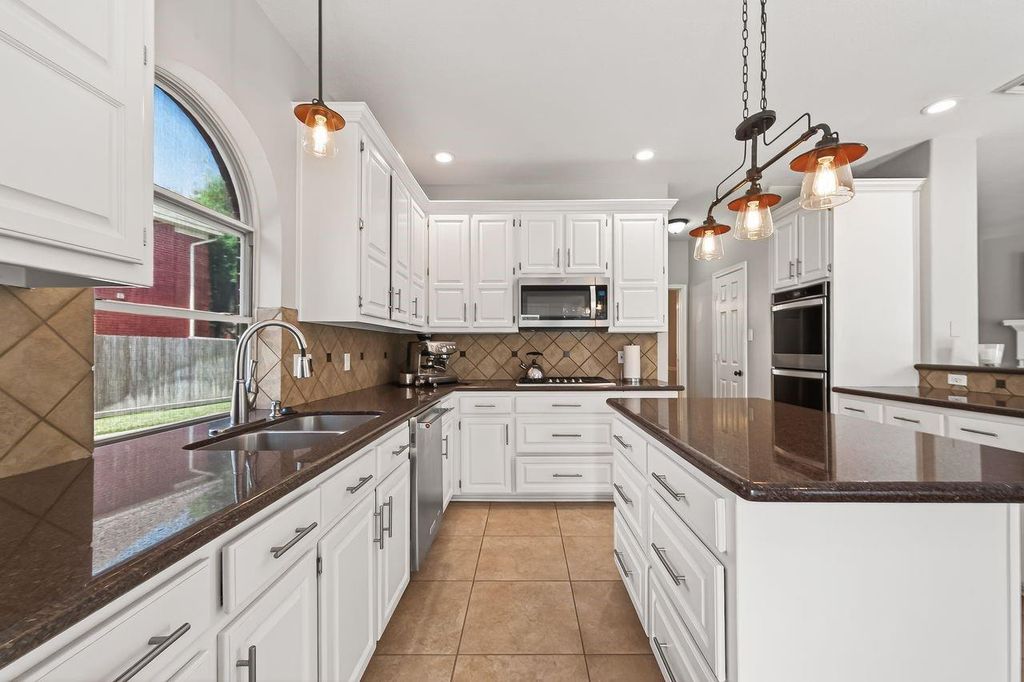 Image 11 of property listing at 4218 Magnolia Lane, Sugar Land, TX 77478