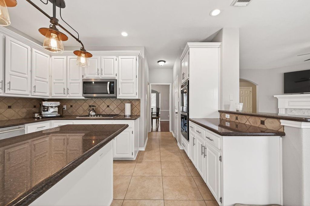 Image 12 of property listing at 4218 Magnolia Lane, Sugar Land, TX 77478