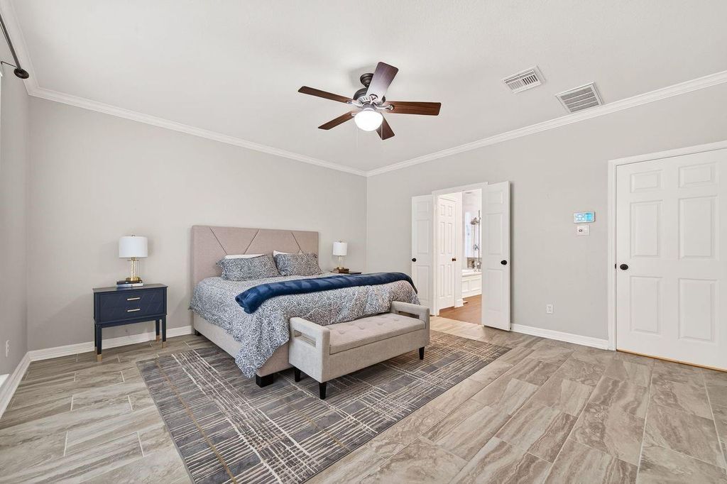 Image 15 of property listing at 4218 Magnolia Lane, Sugar Land, TX 77478