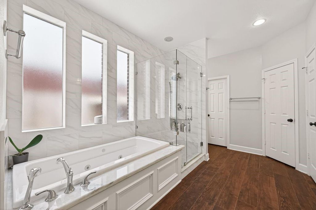 Image 16 of property listing at 4218 Magnolia Lane, Sugar Land, TX 77478