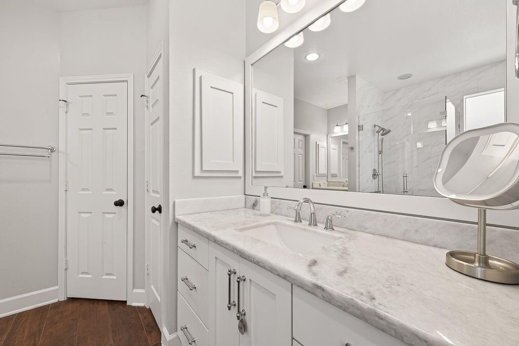 Image 17 of property listing at 4218 Magnolia Lane, Sugar Land, TX 77478