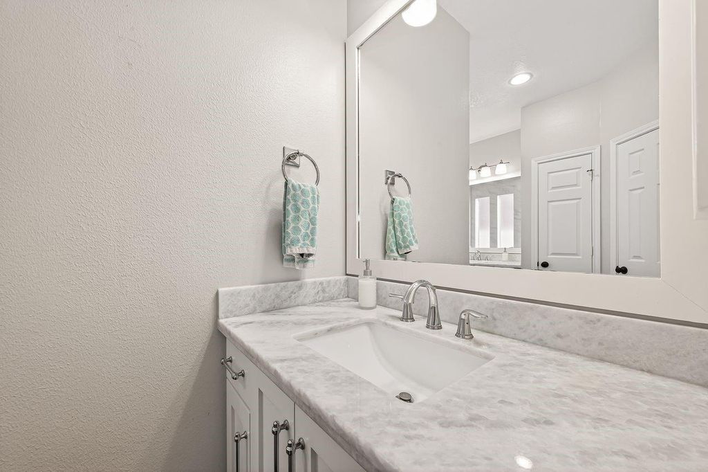 Image 18 of property listing at 4218 Magnolia Lane, Sugar Land, TX 77478