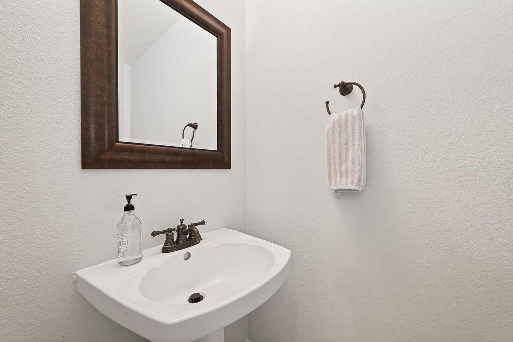 Image 19 of property listing at 4218 Magnolia Lane, Sugar Land, TX 77478