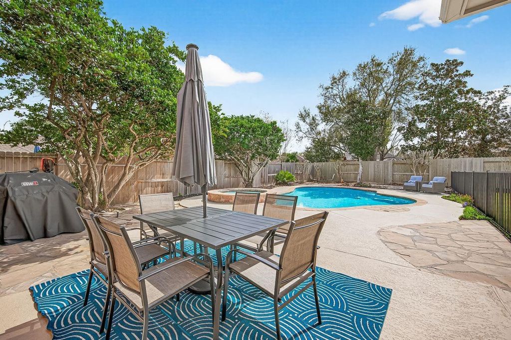 Image 32 of property listing at 4218 Magnolia Lane, Sugar Land, TX 77478