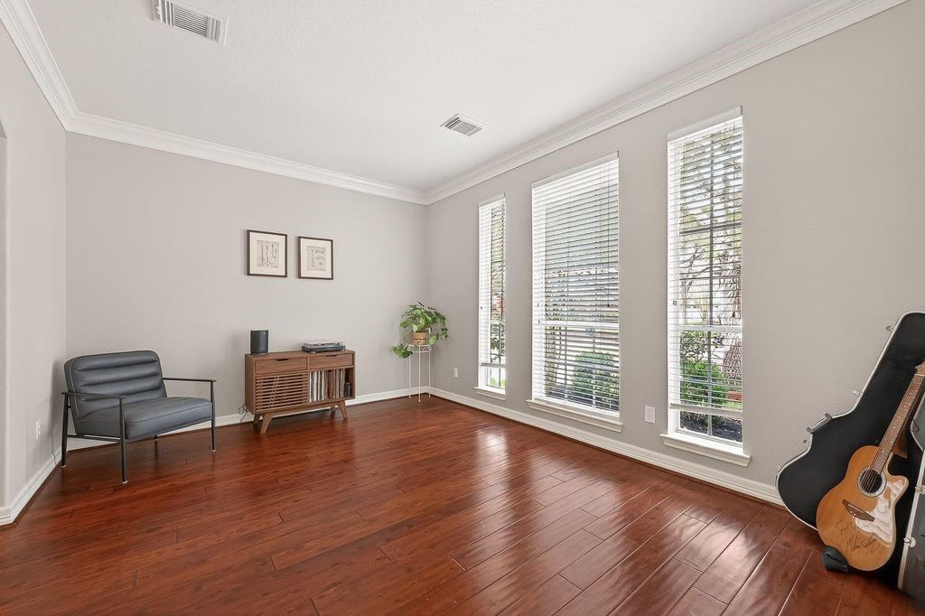 Image 5 of property listing at 4218 Magnolia Lane, Sugar Land, TX 77478