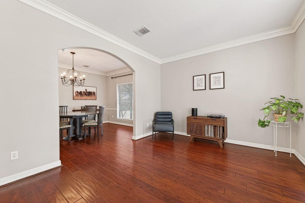 Image 6 of property listing at 4218 Magnolia Lane, Sugar Land, TX 77478