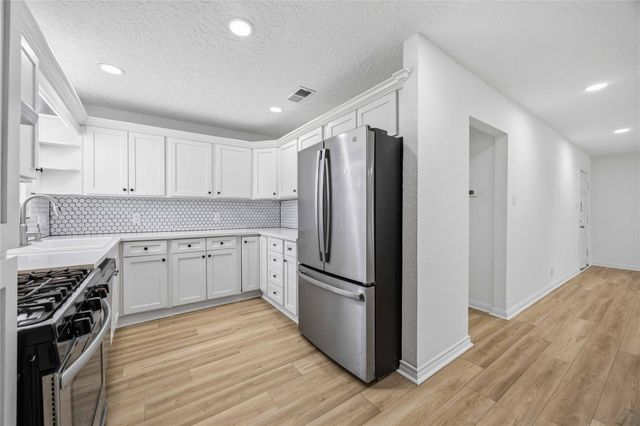 1210 14th Avenue N, Texas City, TX 77590
