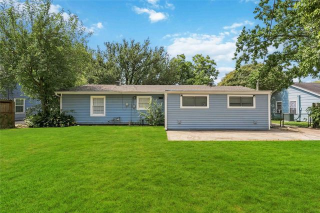 1210 14th Avenue N, Texas City, TX 77590