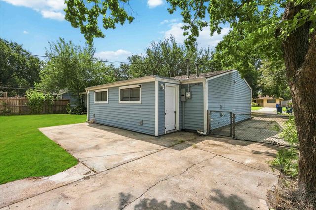 1210 14th Avenue N, Texas City, TX 77590