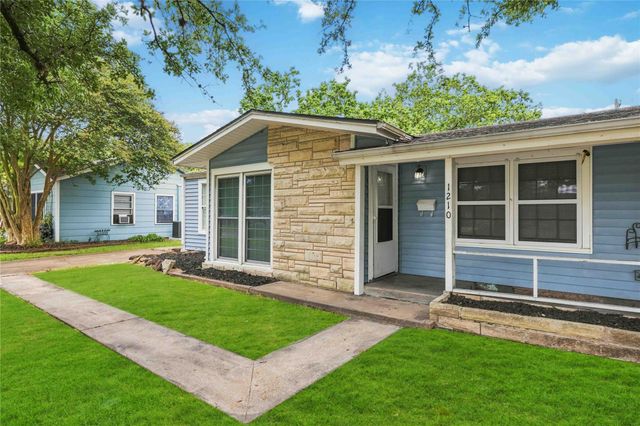 1210 14th Avenue N, Texas City, TX 77590