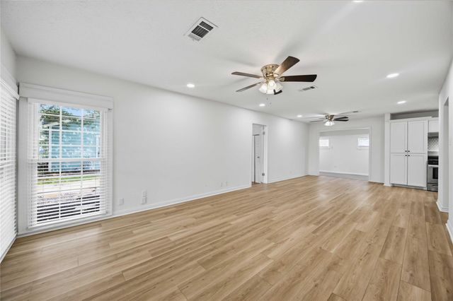 1210 14th Avenue N, Texas City, TX 77590