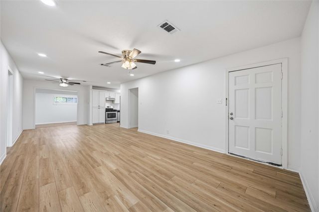1210 14th Avenue N, Texas City, TX 77590