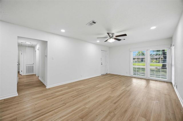 1210 14th Avenue N, Texas City, TX 77590