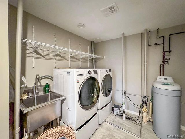 5467 Bristol Parke Drive, Clarkston, MI 48348